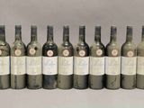 six bouteilles de vin sont alignées sur une table
