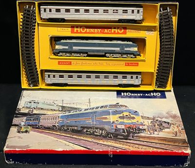 une boîte jaune sur laquelle est représenté un train bleu et jaune