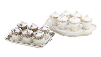 un plateau avec un plateau de tasses et un plateau avec un plateau avec un plateau de tasses et un plateau avec un plateau de tasses et un plateau de