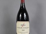 un gros plan sur une bouteille de vin rouge posée sur une table