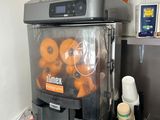 une machine qui contient tout un tas d'oranges