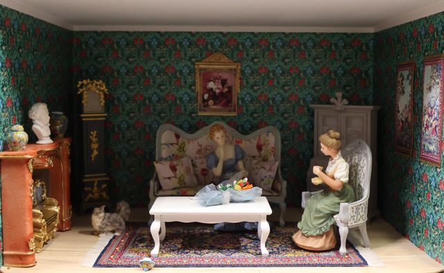 Diorama. Composition miniature, dans une vitrine en bois, vitre e...