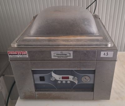une machine posée sur une table