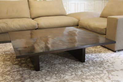 un canapé et une table basse dans un salon
