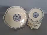 plusieurs assiettes ornées de motifs bleus et blancs, posées sur une table