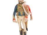 figurine représentant un soldat coiffé d'un chapeau et vêtu d'un uniforme, posée sur un socle