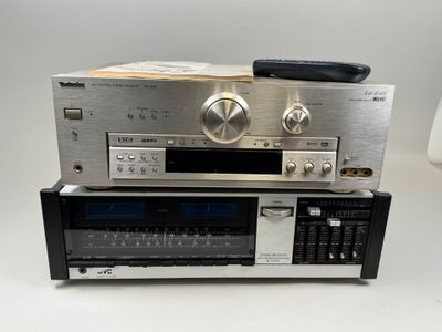 une photo d'une chaîne hi-fi posée sur une table