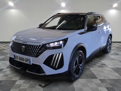 le suv blanc est garé sur le sol en damier d'une pièce