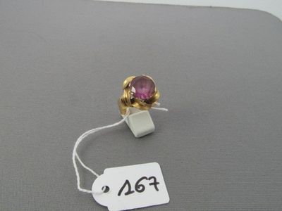 une photo d'une bague avec une pierre rose montée sur un fil