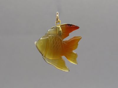 un poisson jaune suspendu à une chaîne en or