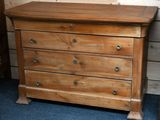 une commode en bois dans une pièce