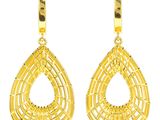 une paire de boucles d'oreilles en or au motif tressé