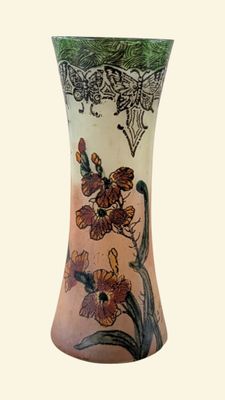 un vase orné d'un motif de fleurs et de papillons