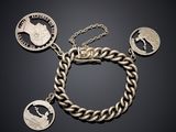 un gros plan d'un bracelet orné de pièces de monnaie