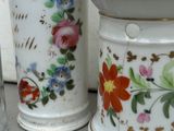 deux vases posés l'un à côté de l'autre sur une table