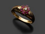une bague en or sertie d'un rubis et d'un ensemble de diamants