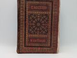 un vieux livre posé sur une surface blanche