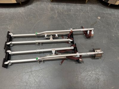 quatre skis posés par terre dans une pièce