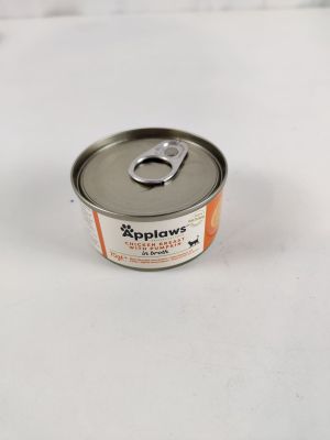 une boîte de conserve ouverte posée sur une table blanche