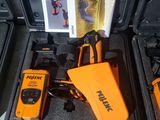 deux outils orange et noirs dans un coffret posé par terre