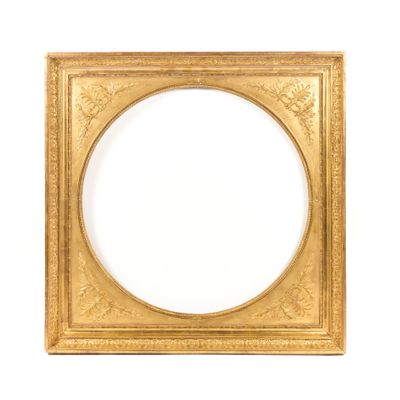 un cadre photo doré sur fond blanc