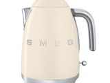 La bouilloire Smeg est blanche et porte l'inscription « Smeg ».