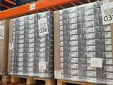 de nombreux cartons empilés sur les palettes dans l'entrepôt