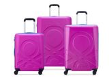 trois bagages roses posés sur une surface blanche