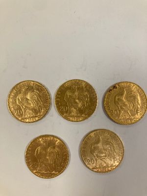 quatre souverains d'or, dont l'un représente un lion et l'autre un lion