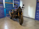 une moto garée dans un showroom