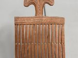 une image représentant un peigne en bois orné d'un motif décoratif