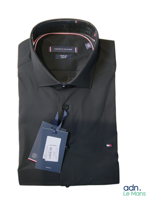 chemise noire avec une étiquette au niveau du col et une autre étiquette qui y est attachée