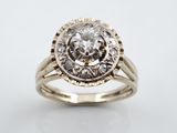 gros plan d'une bague en diamant sur fond blanc