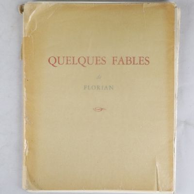 un vieux livre posé sur une table recouverte de papier