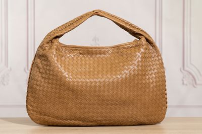 un sac tissé marron posé sur une table en bois