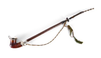 une pipe et un porte-pipe sur fond blanc