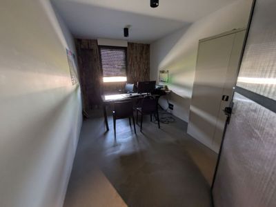 une pièce avec un bureau et une chaise