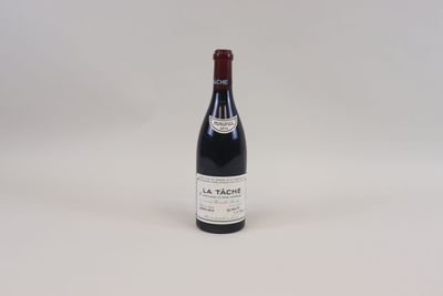 une bouteille de vin rouge posée sur une table blanche