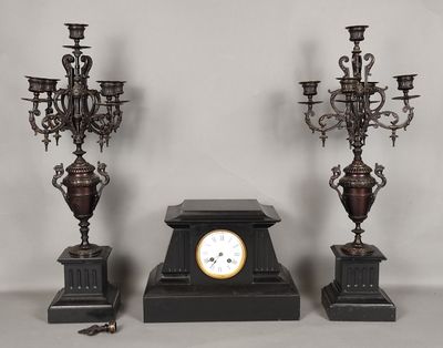 Garniture de cheminée en marbre noir, composée d'une pendule… - Photo 1