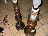 deux lampes posées par terre à côté d'une table