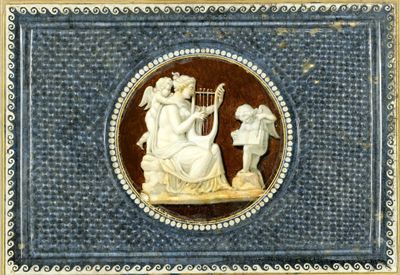 une image représentant une femme jouant de la harpe et un homme jouant de la harpe