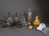 un grand nombre d'objets posés sur une table