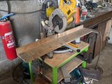 un établi avec des outils dans un garage