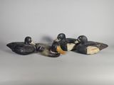un groupe de cinq canards sculptés empilés les uns sur les autres