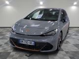 une photo d'une voiture grise dans un showroom