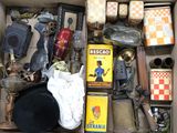 une boîte remplie d'objets divers, dont un chapeau et d'autres articles