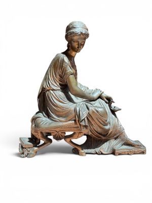 Elément de pendule en bronze patiné représentant une jeune f…