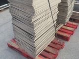 une pile de palettes posée sur une palette dans un entrepôt