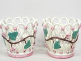 deux vases ornés de fleurs et de vrilles