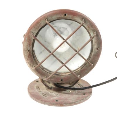 une lampe posée sur une table